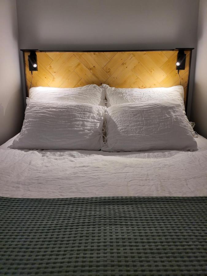7, Air-conditioned, 1 Free Parking, Calm Own Entrance Apartment